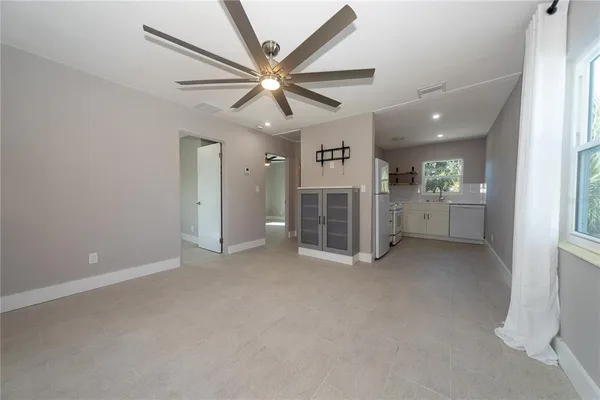$2,300 | 2004 1st Street Southeast, St. Petersburg, FL 33705