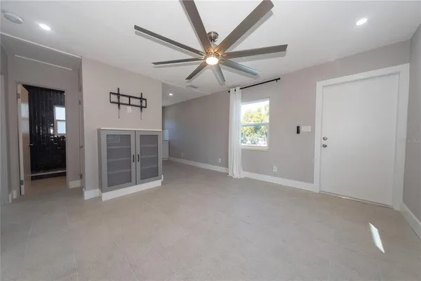 $2,300 | 2004 1st Street Southeast, St. Petersburg, FL 33705