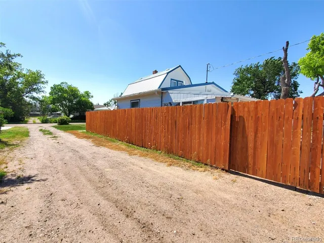 a view of a backyard