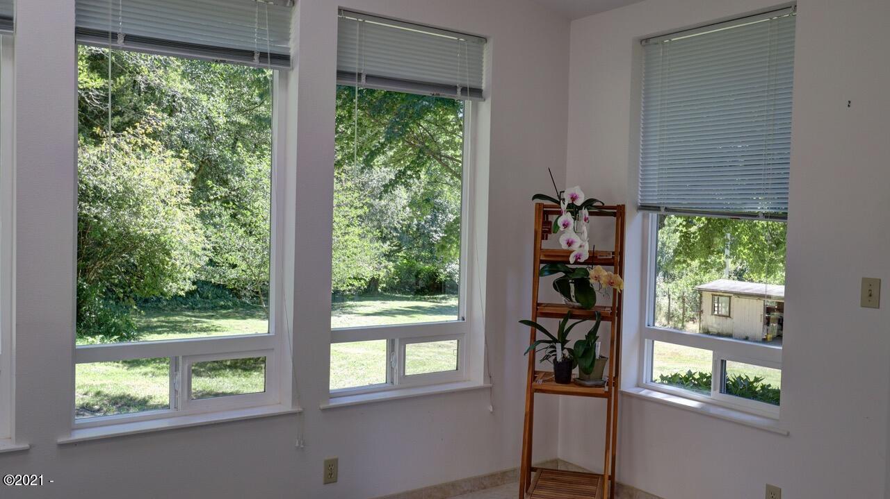 648 Olalla Road Toledo, OR 97391 - Photo 9 of 43 Solarium