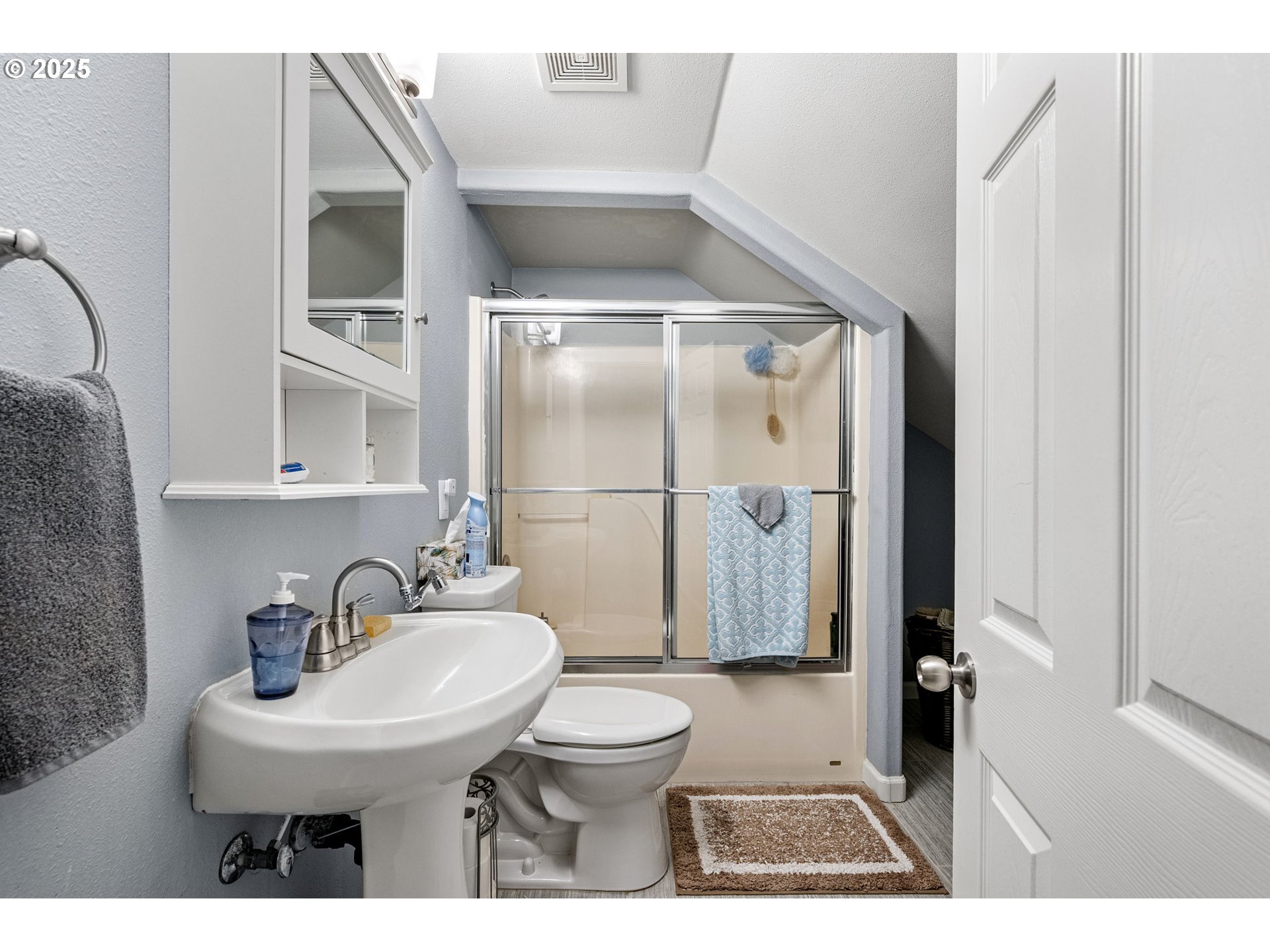 355 River Loop 2 Eugene, OR 97404 - Photo 39 of 47 Bathroom