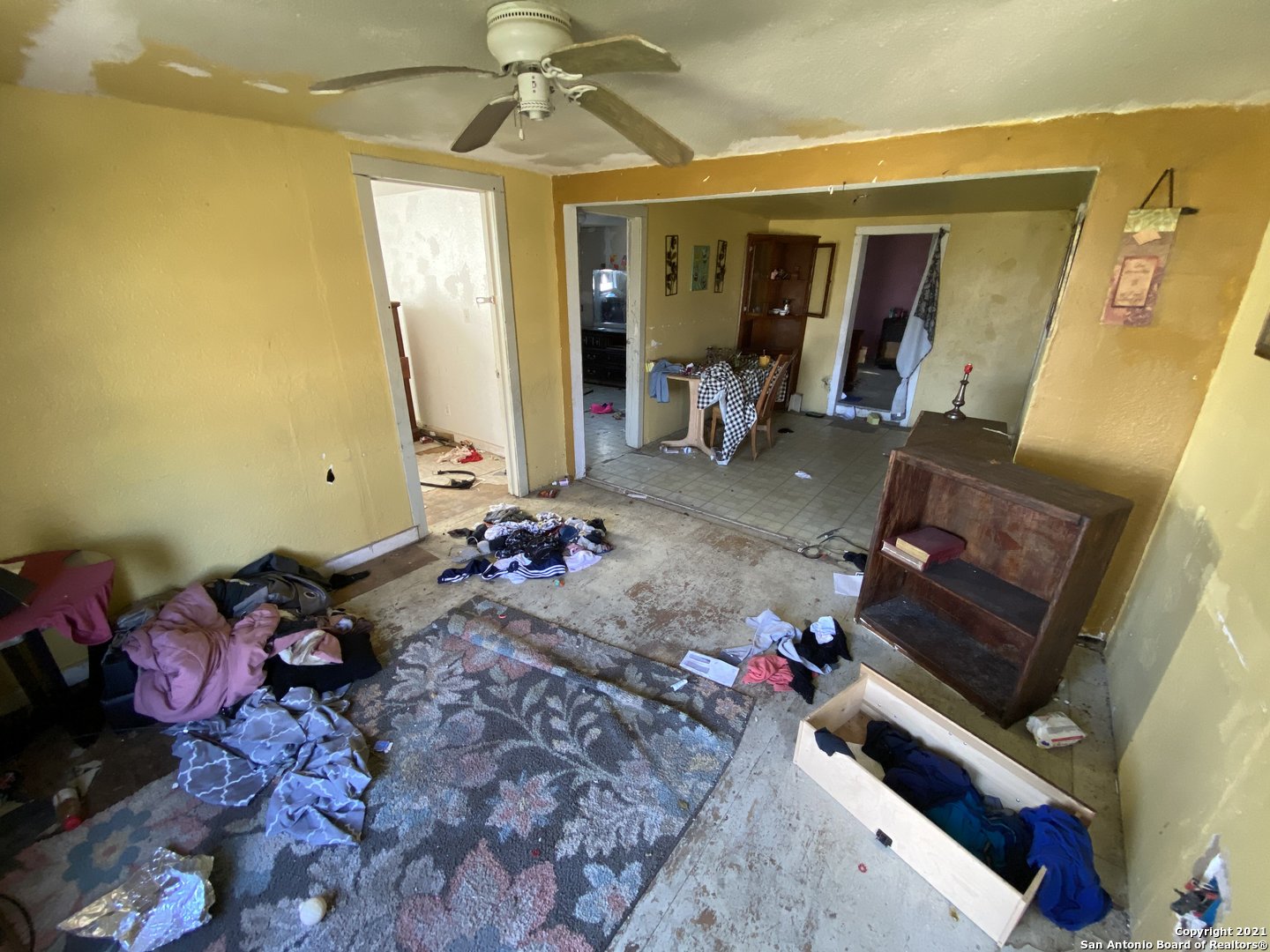 509 Highway 359 Mathis, TX 78368 - Photo 6 of 10 a living room with furniture