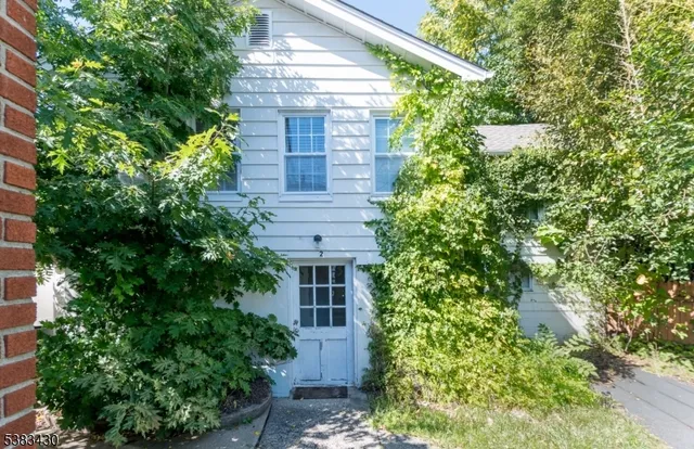 $2,400 | 214 Woodcliff Avenue, Unit 2, Little Falls, NJ 07424