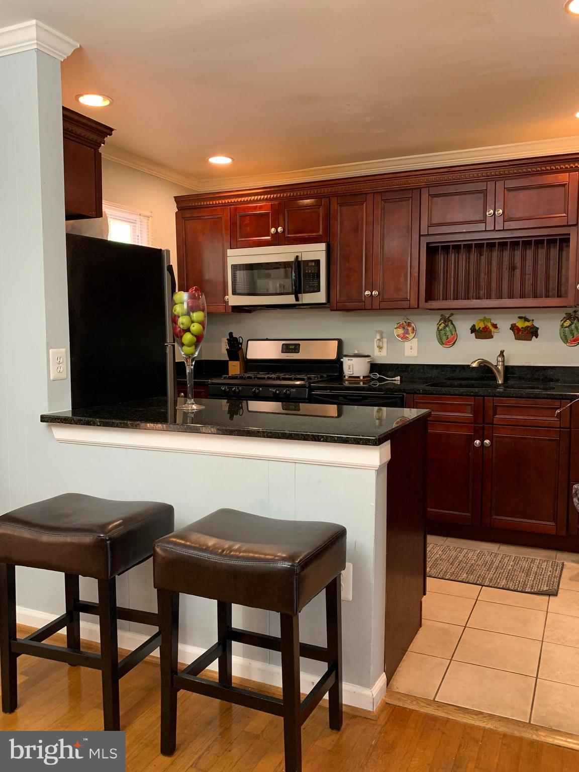 13648 Kingsman Road Woodbridge, VA 22193 - Photo 11 of 40 Kitchen with Island/bar
