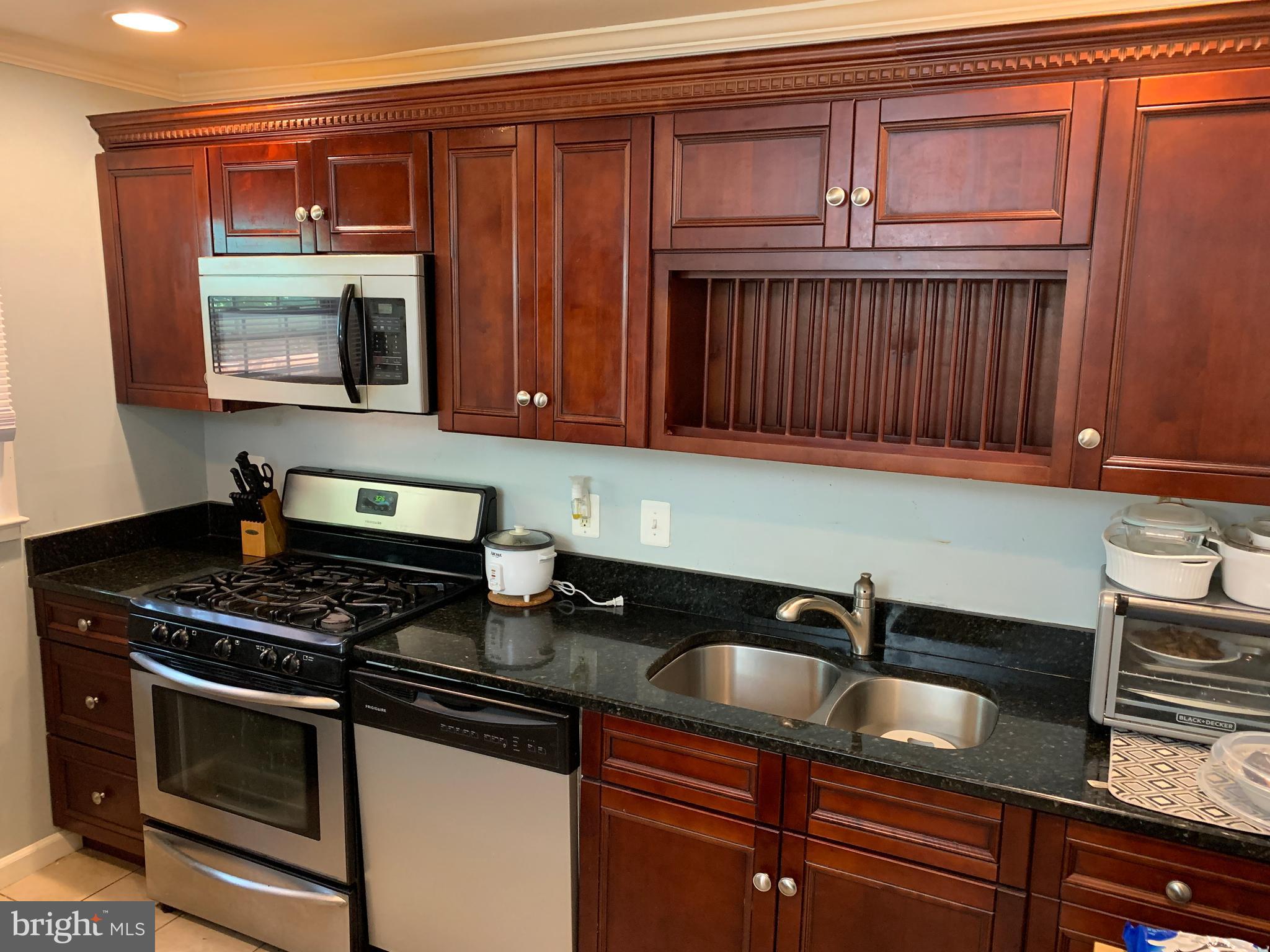 13648 Kingsman Road Woodbridge, VA 22193 - Photo 12 of 40 Renovated Kitchen with Granite