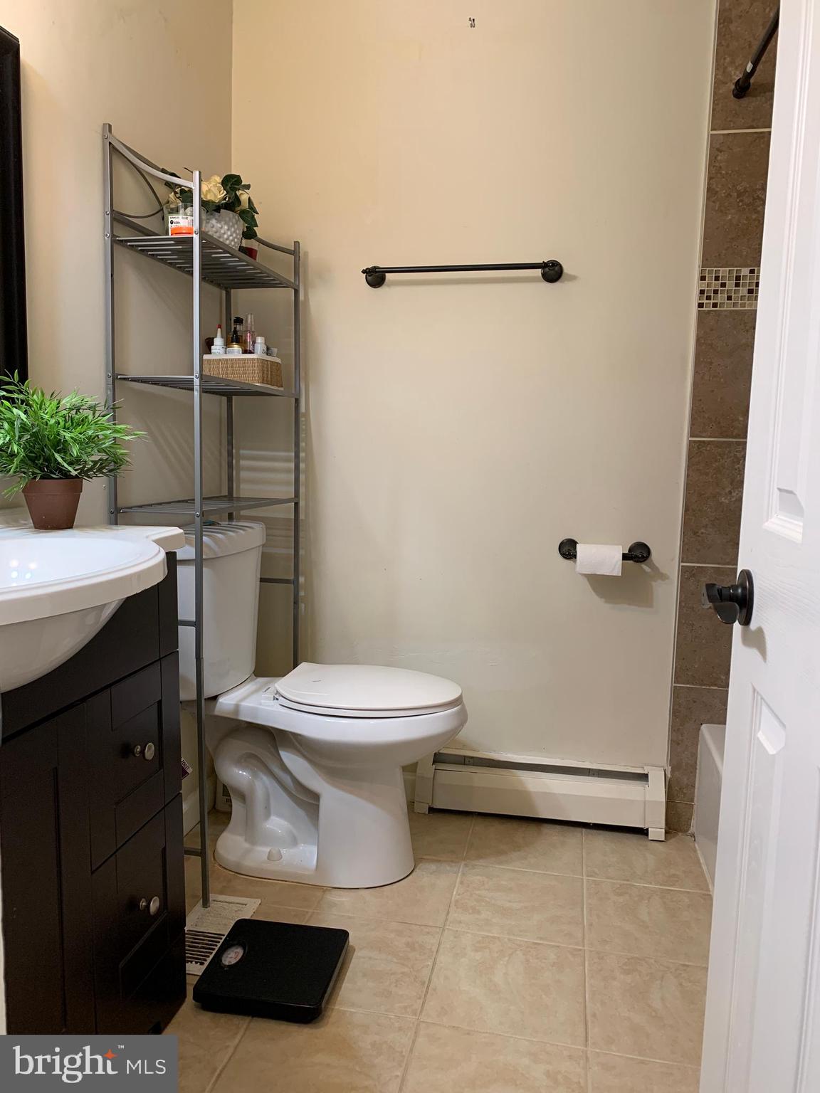 13648 Kingsman Road Woodbridge, VA 22193 - Photo 14 of 40 Full Bath