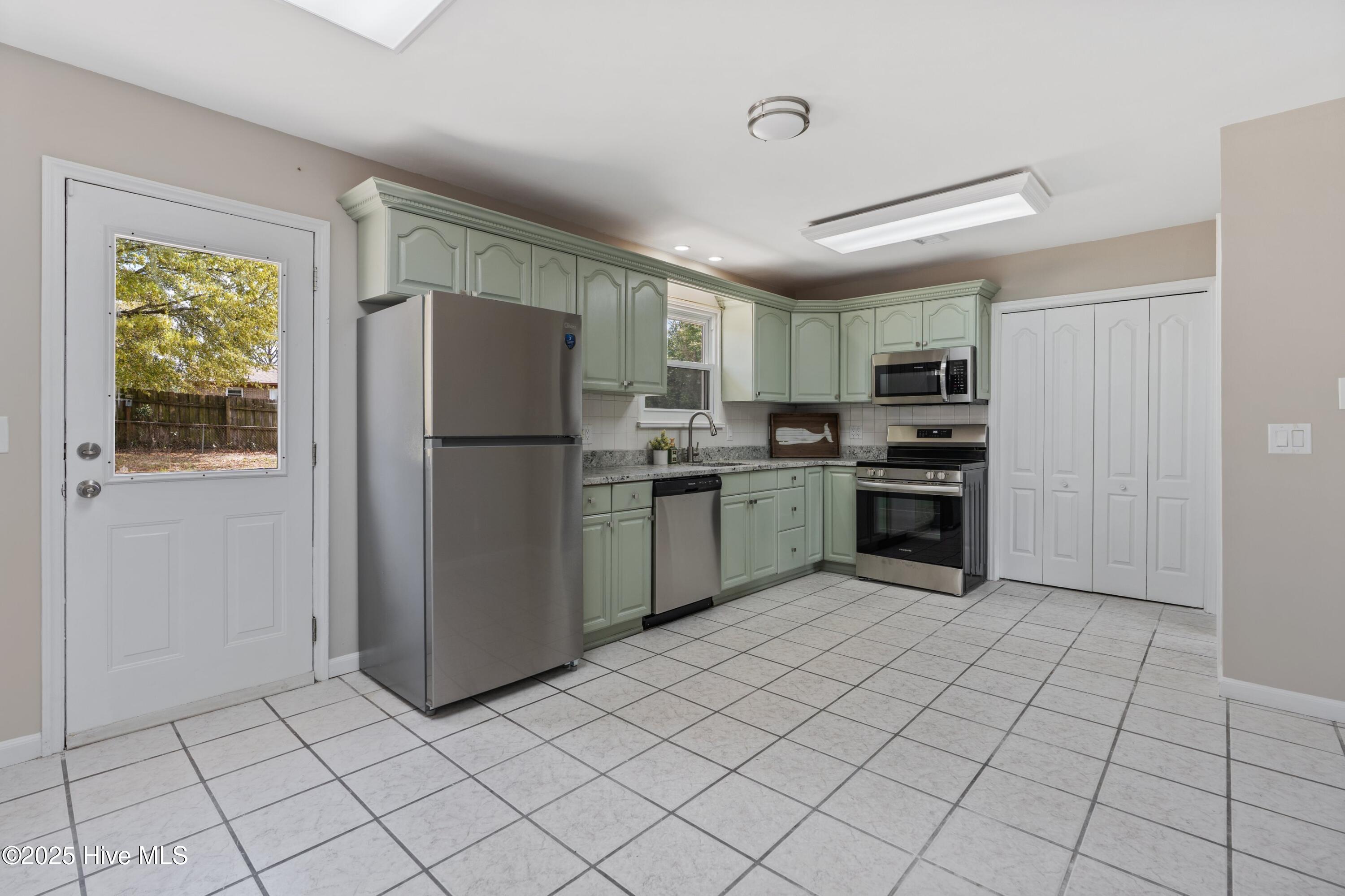 217 Cathay Road Wilmington, NC 28412 - Photo 9 of 29 008-217CathayRoad-Wilmington-NC-28412-SM