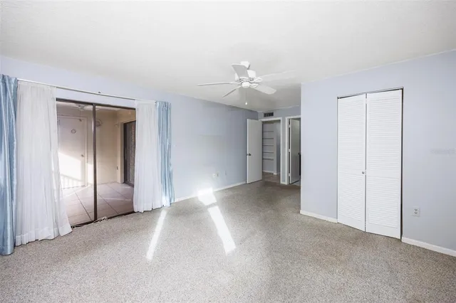 a view of empty room with a ceiling fan