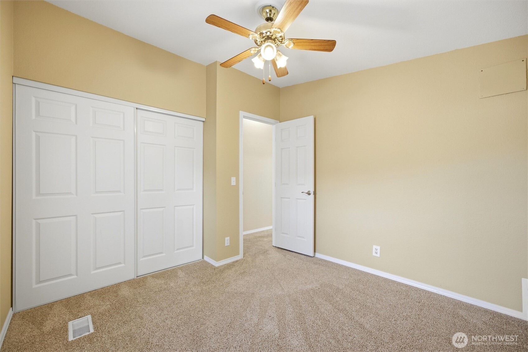 49 Ridgecliff Drive Richland, WA 99352 - Photo 19 of 29 an empty room with closet and a ceiling fan