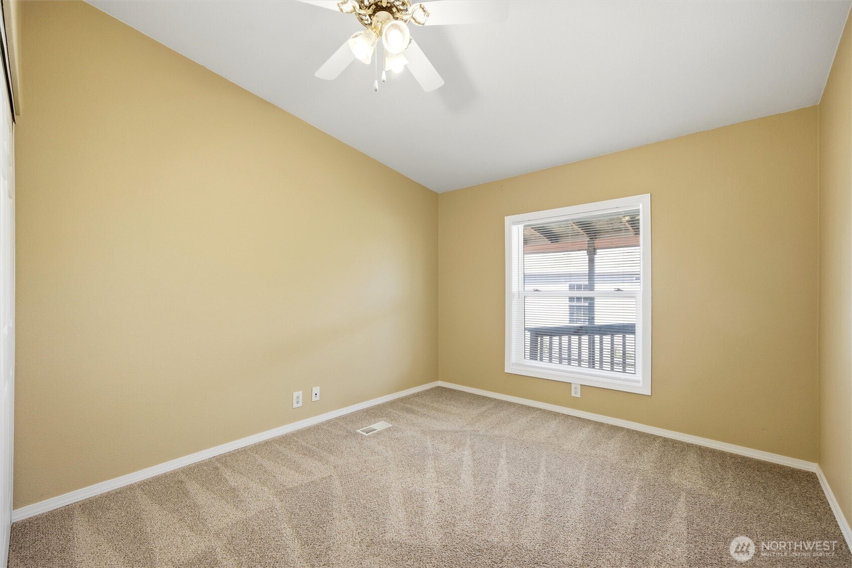 49 Ridgecliff Drive Richland, WA 99352 - Photo 20 of 29 an empty room with windows