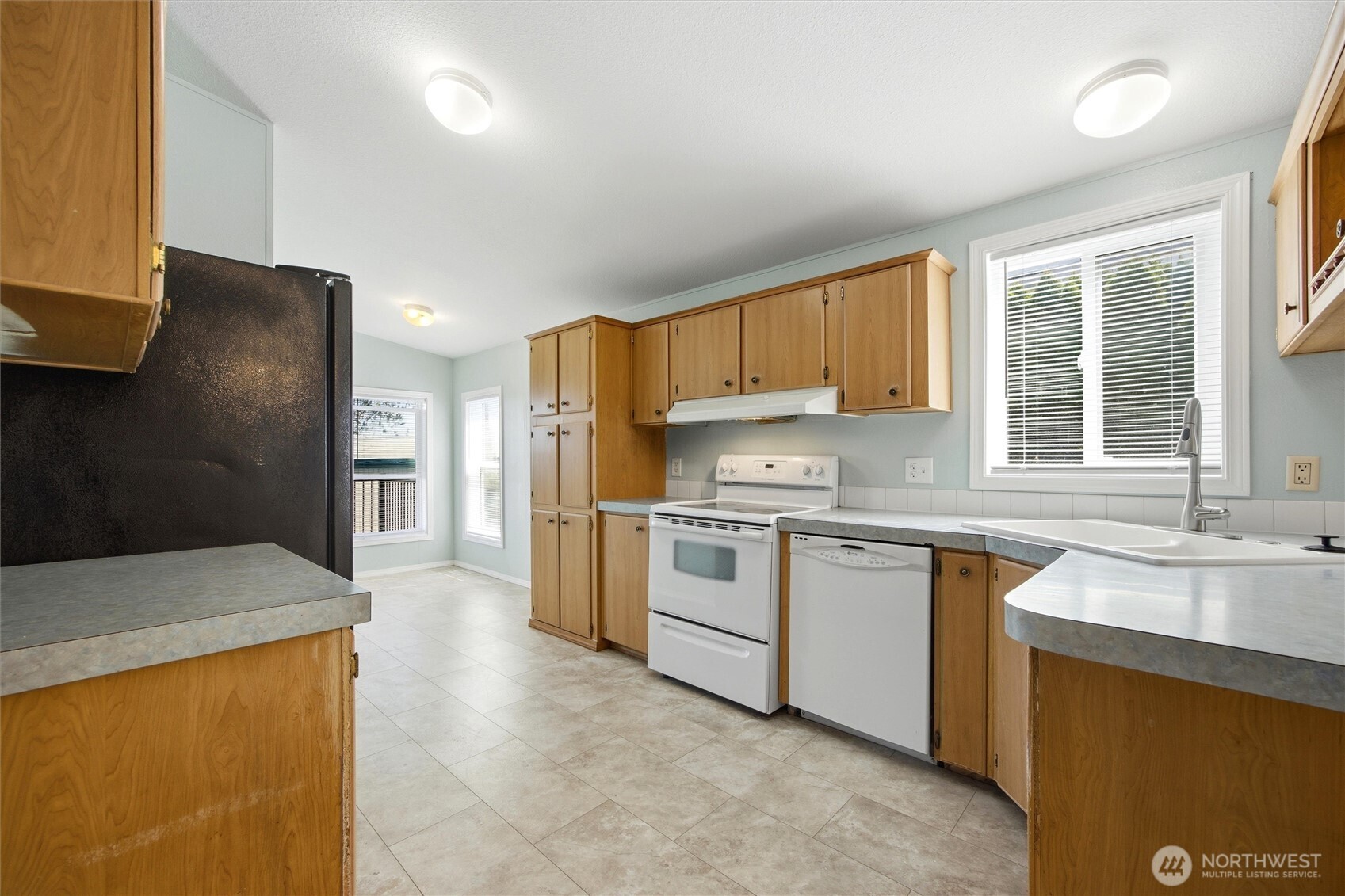 49 Ridgecliff Drive Richland, WA 99352 - Photo 7 of 29 a kitchen with a sink stove and refrigerator