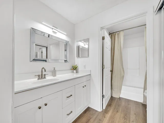 a en suite bathroom with a double vanity sink and a mirror