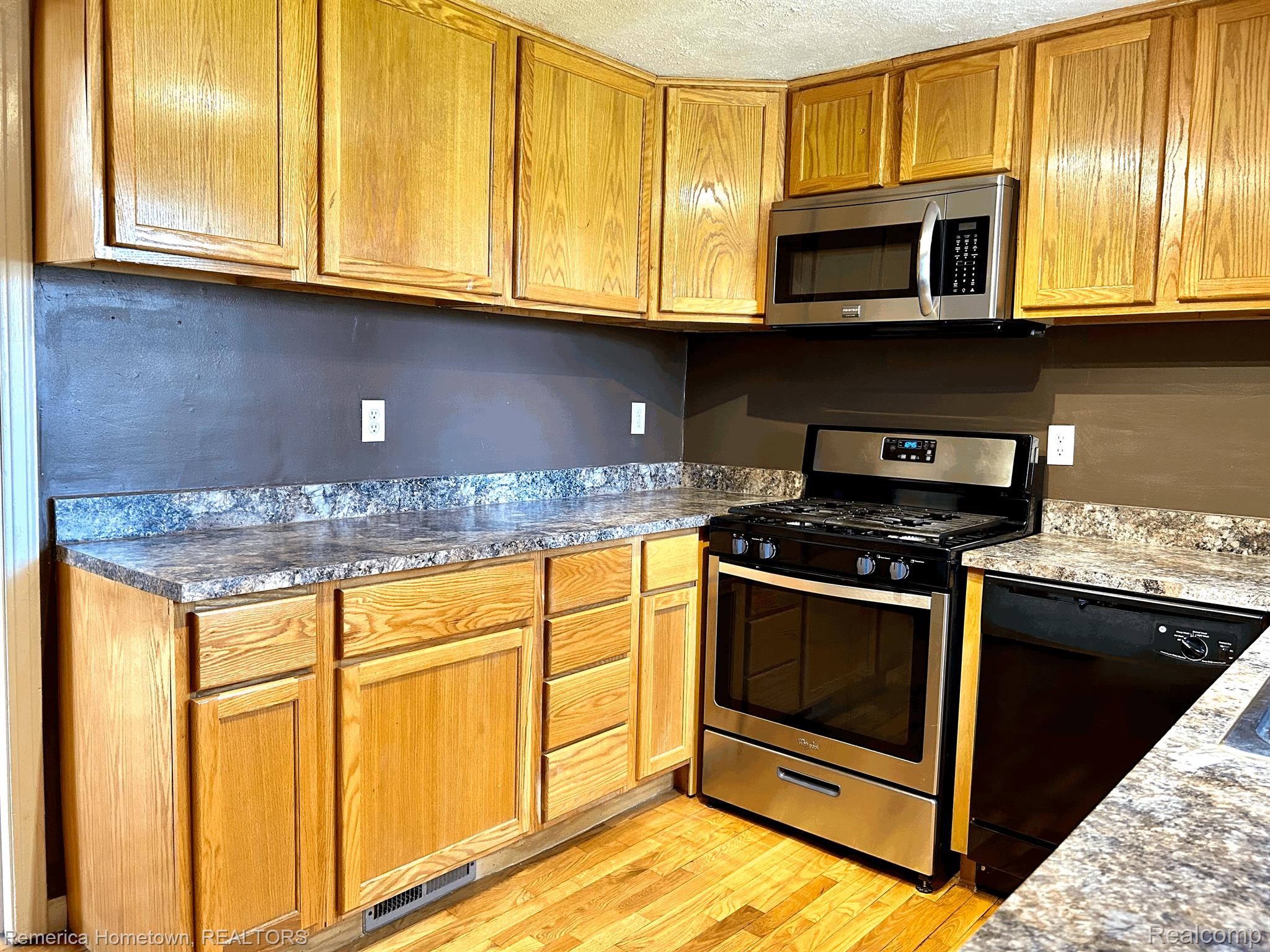11093 White Lake Road Fenton, MI 48430 - Photo 11 of 37 Kitchen...