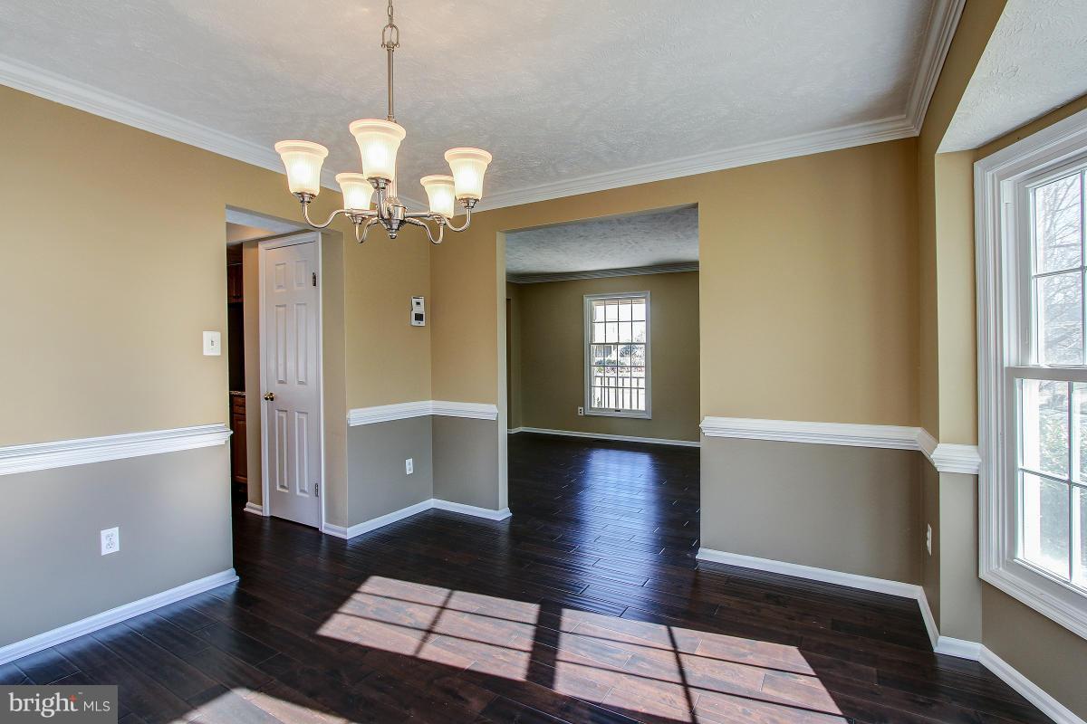 12501 Cross Country Lane Reston, VA 20191 - Photo 6 of 29 Decorator Colors enhance the elegance of the DR
