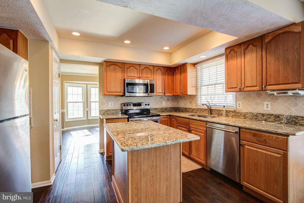 12501 Cross Country Lane Reston, VA 20191 - Photo 9 of 29 Ceramic tile backsplash