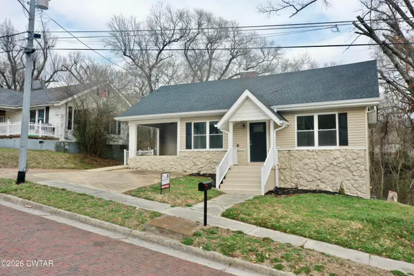 a view of house with backyard