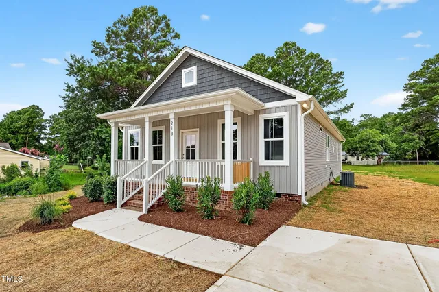 a view of a house with backyard and garden