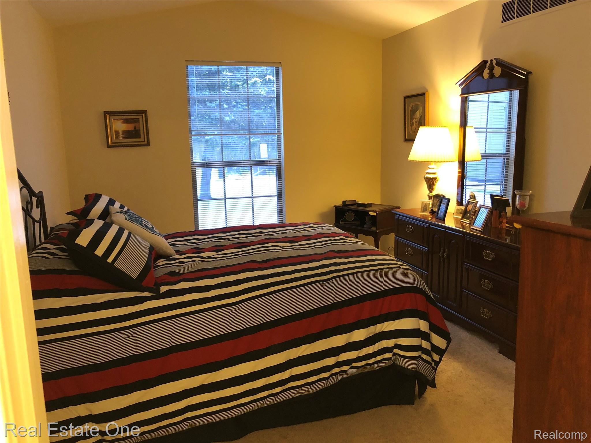 200 Pine Tree Ridge, Unit 1 Waterford, MI 48327 - Photo 17 of 31 IMG_5099 2.jpg