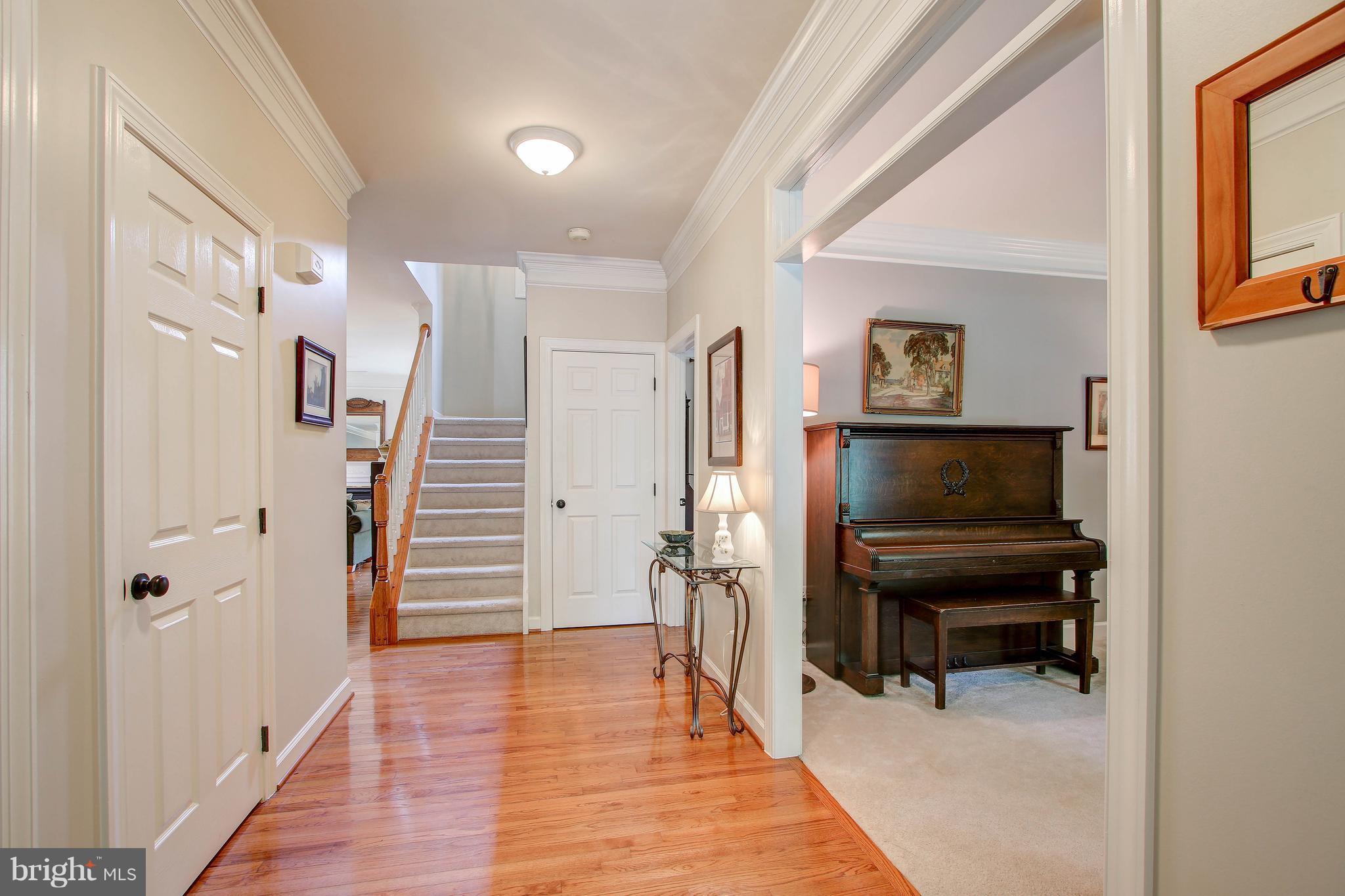 322 Tschiffely Square Road Gaithersburg, MD 20878 - Photo 3 of 30 Inviting foyer