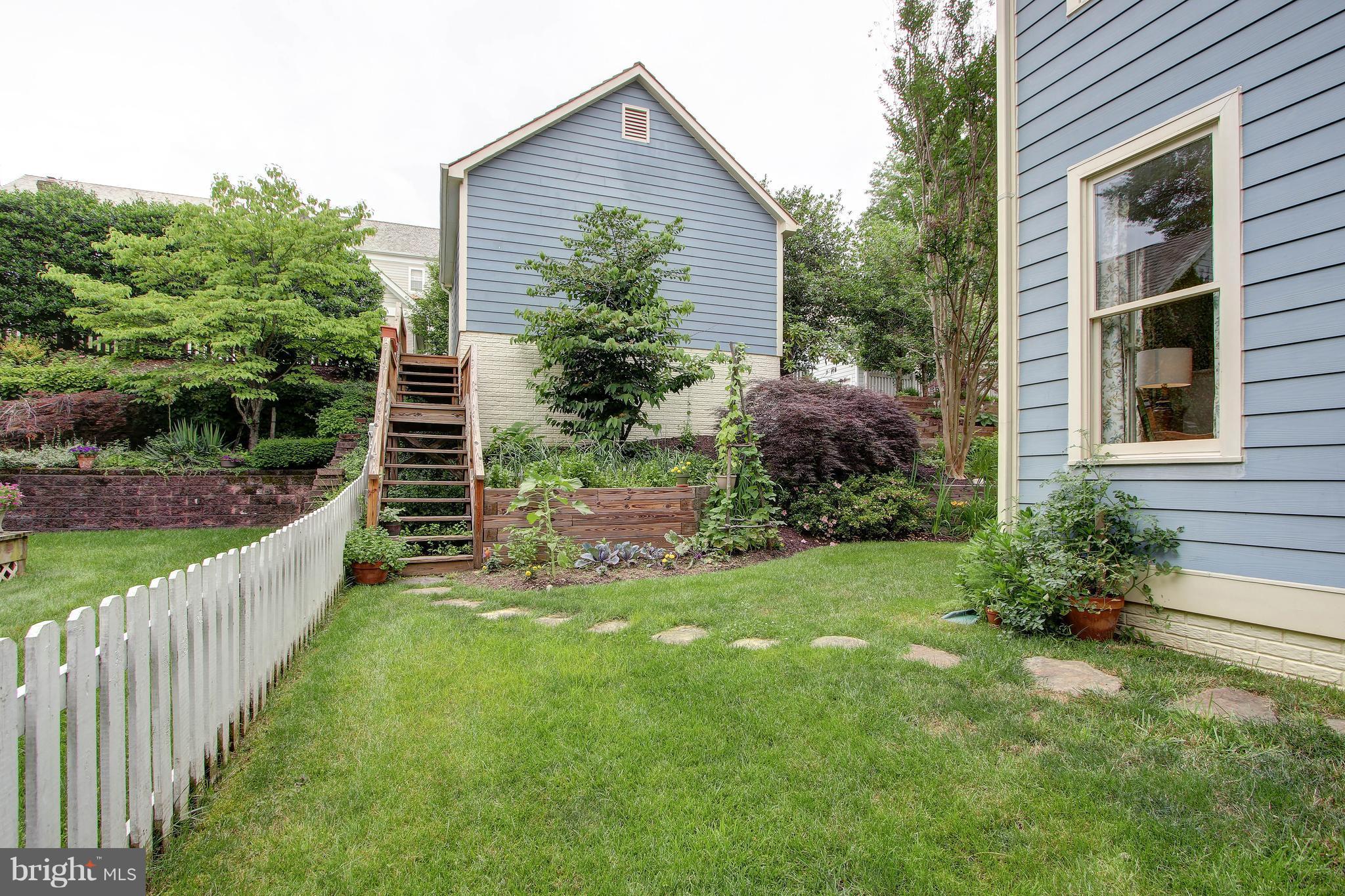 322 Tschiffely Square Road Gaithersburg, MD 20878 - Photo 28 of 30 Exterior (Rear)
