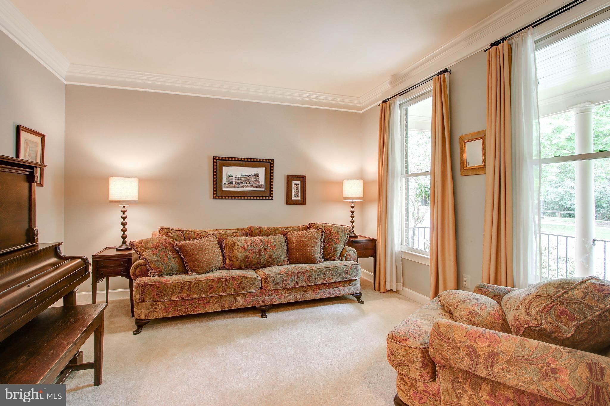 322 Tschiffely Square Road Gaithersburg, MD 20878 - Photo 4 of 30 Living Room