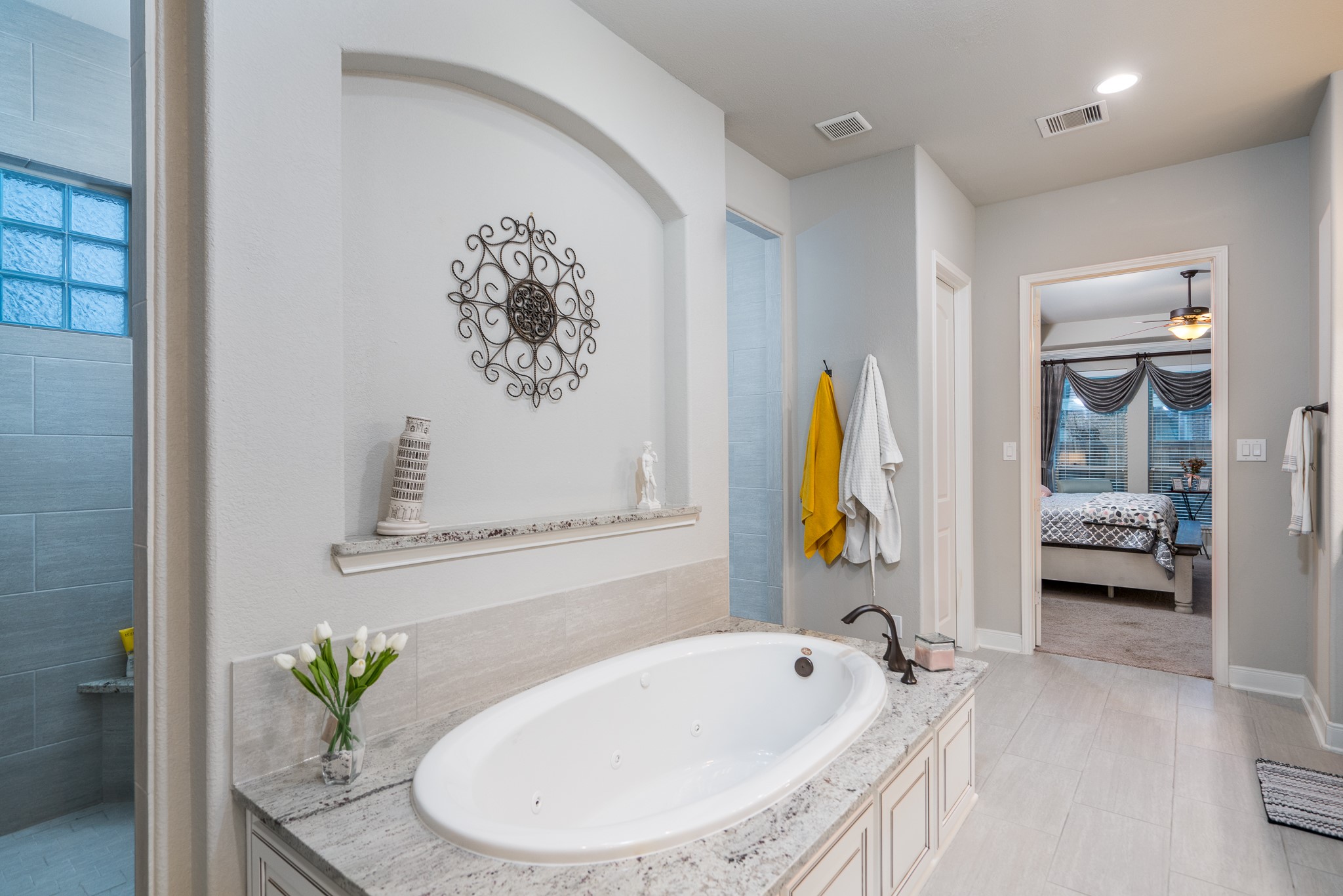 10410 Southern Hawker Conroe, TX 77385 - Photo 21 of 47 Primary Bathr