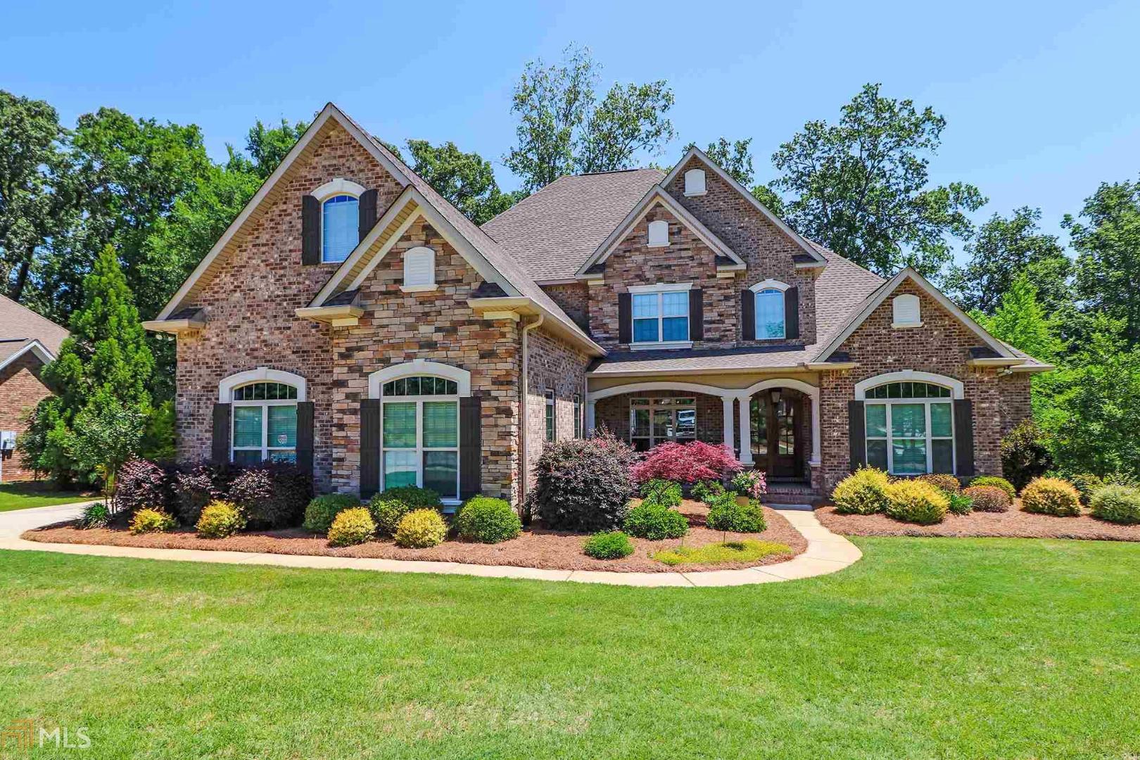 224 Avondale Circle Warner Robins, GA 31088 - Photo 1 of 1 a front view of house with yard and green space