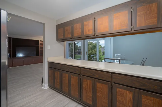 $289,999 | 4 Cour La Salle, Palos Hills, IL 60465