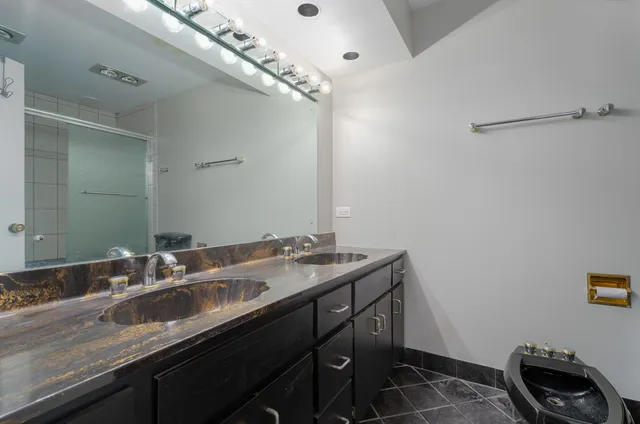 $289,999 | 4 Cour La Salle, Palos Hills, IL 60465