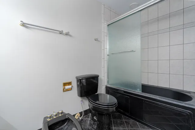 $289,999 | 4 Cour La Salle, Palos Hills, IL 60465