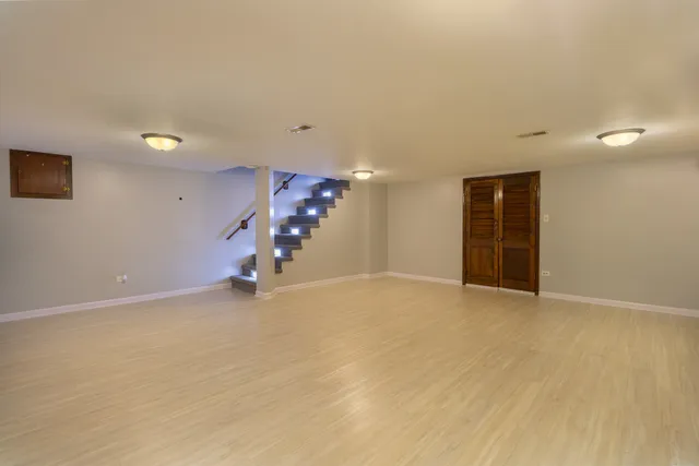 $289,999 | 4 Cour La Salle, Palos Hills, IL 60465