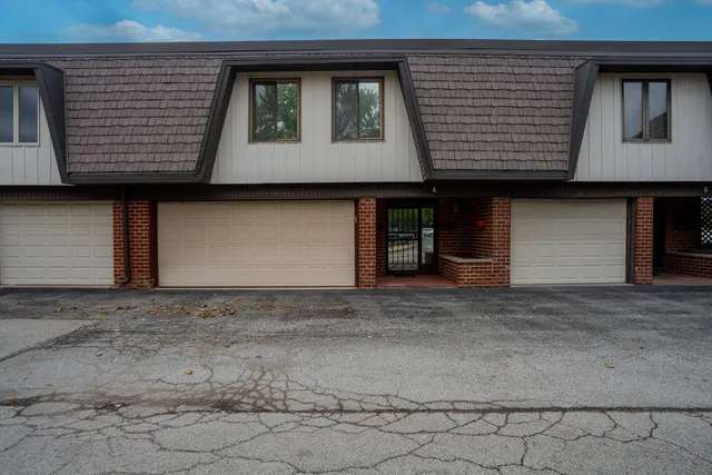 $289,999 | 4 Cour La Salle, Palos Hills, IL 60465