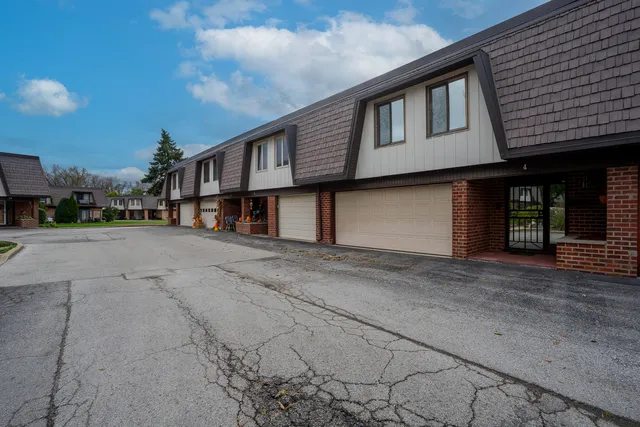 $289,999 | 4 Cour La Salle, Palos Hills, IL 60465