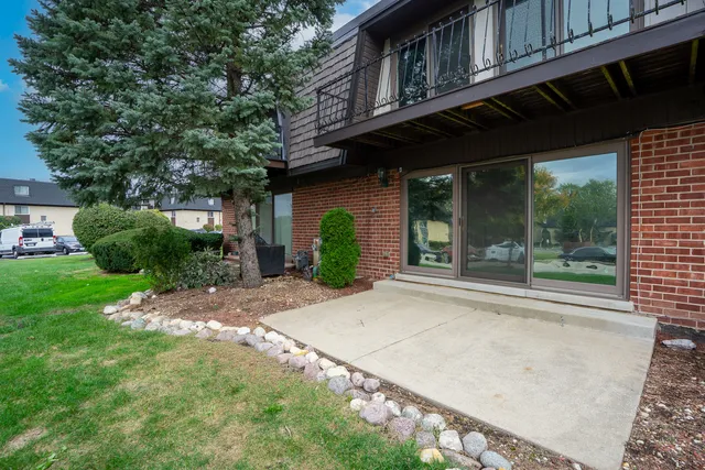 $289,999 | 4 Cour La Salle, Palos Hills, IL 60465