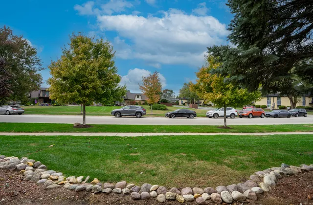 $289,999 | 4 Cour La Salle, Palos Hills, IL 60465