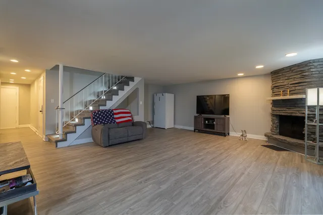 $289,999 | 4 Cour La Salle, Palos Hills, IL 60465