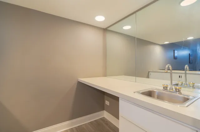 $289,999 | 4 Cour La Salle, Palos Hills, IL 60465