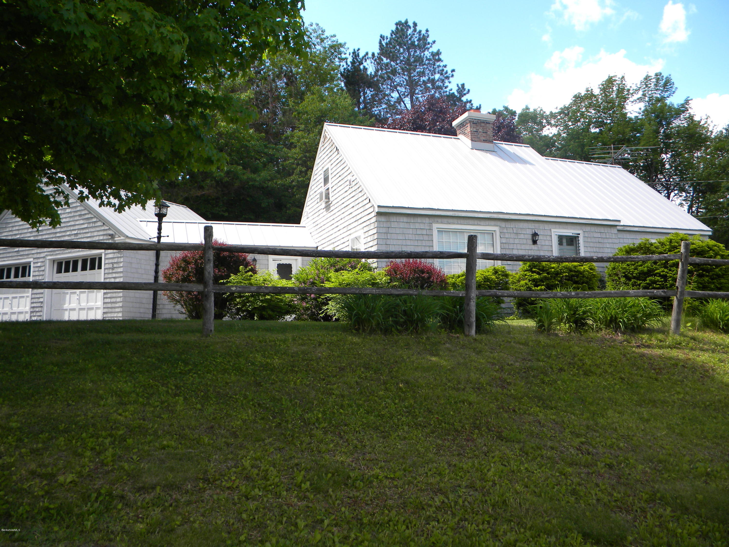 a view of house with garden