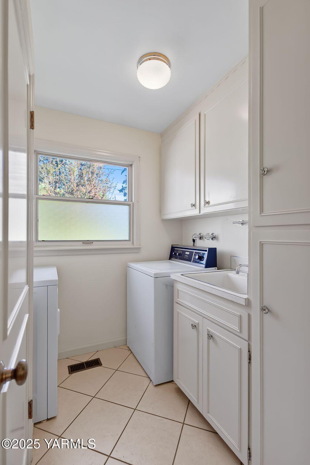 3609 Richey Road Yakima, WA 98902 - Photo 16 of 33 a view of cabinets with window