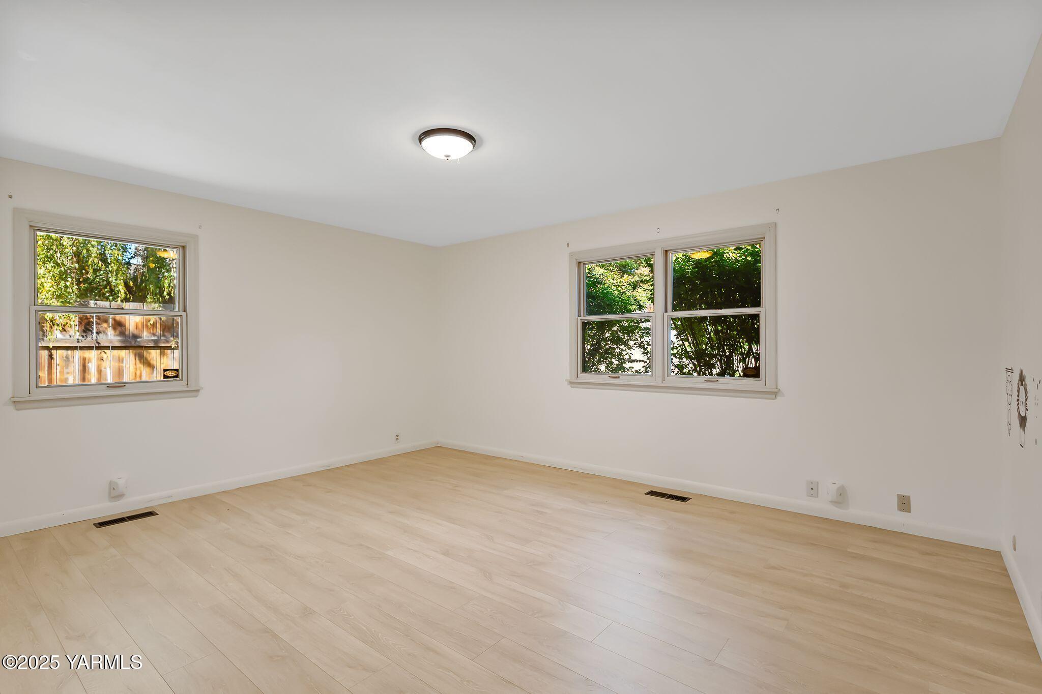 3609 Richey Road Yakima, WA 98902 - Photo 20 of 33 an empty room with windows