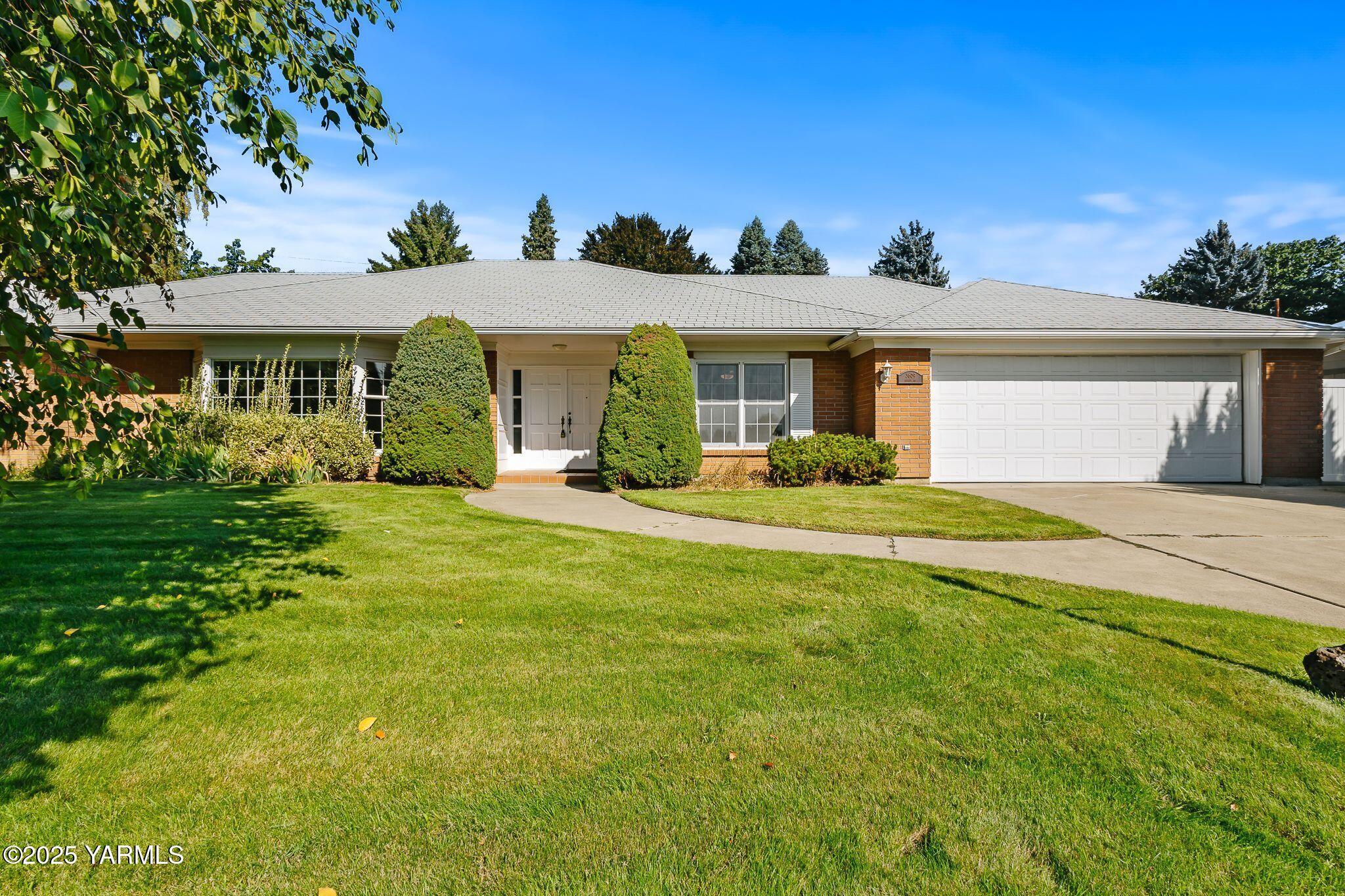 3609 Richey Road Yakima, WA 98902 - Photo 2 of 33 front view of a house with a yard