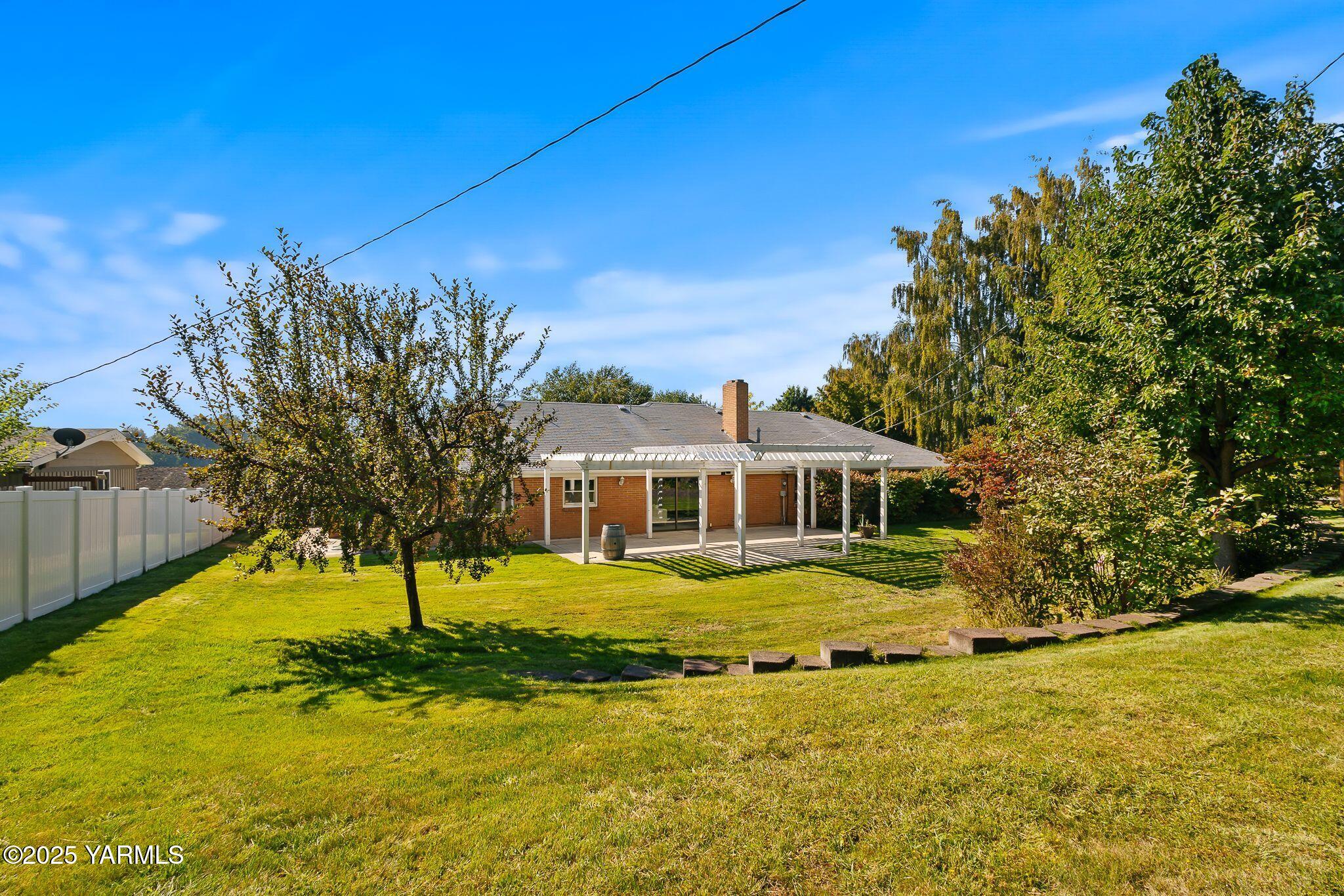3609 Richey Road Yakima, WA 98902 - Photo 30 of 33 a front view of a house with a yard