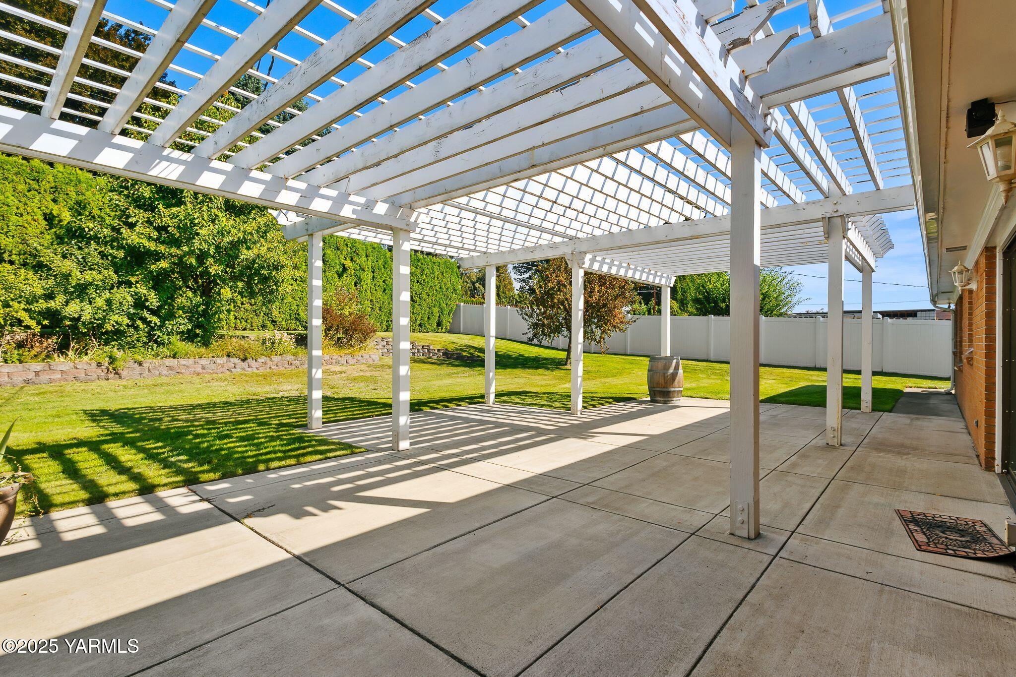 3609 Richey Road Yakima, WA 98902 - Photo 32 of 33 a view of a swimming pool with a porch