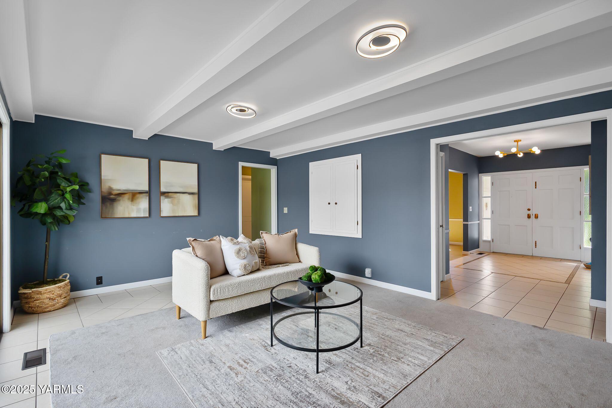 3609 Richey Road Yakima, WA 98902 - Photo 10 of 33 a living room with furniture and a potted plant