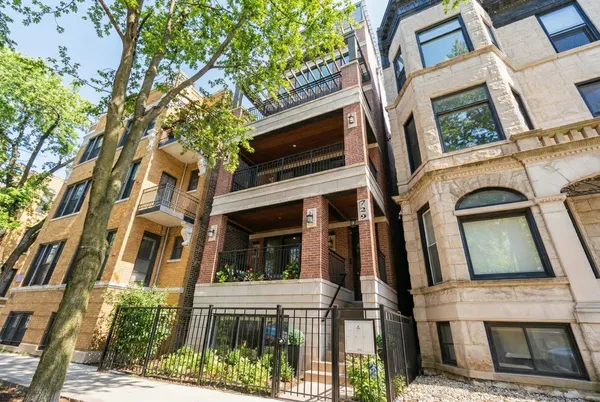 $1,400,000 | 729 West Barry Avenue, Unit 1, Chicago, IL 60657