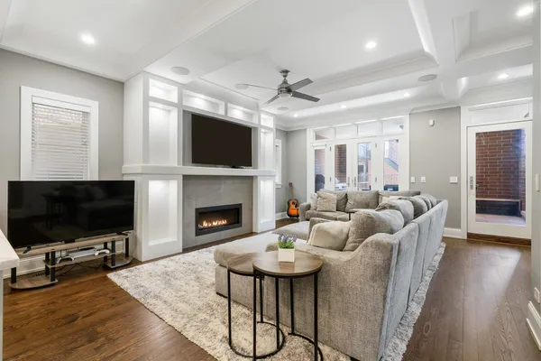 $1,400,000 | 729 West Barry Avenue, Unit 1, Chicago, IL 60657