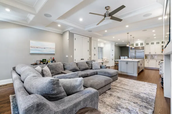 $1,400,000 | 729 West Barry Avenue, Unit 1, Chicago, IL 60657