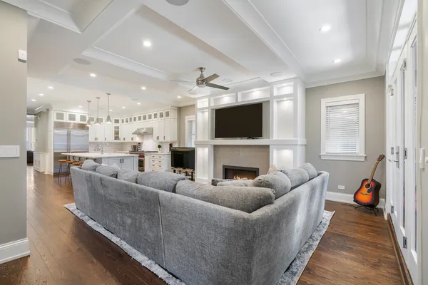 $1,400,000 | 729 West Barry Avenue, Unit 1, Chicago, IL 60657