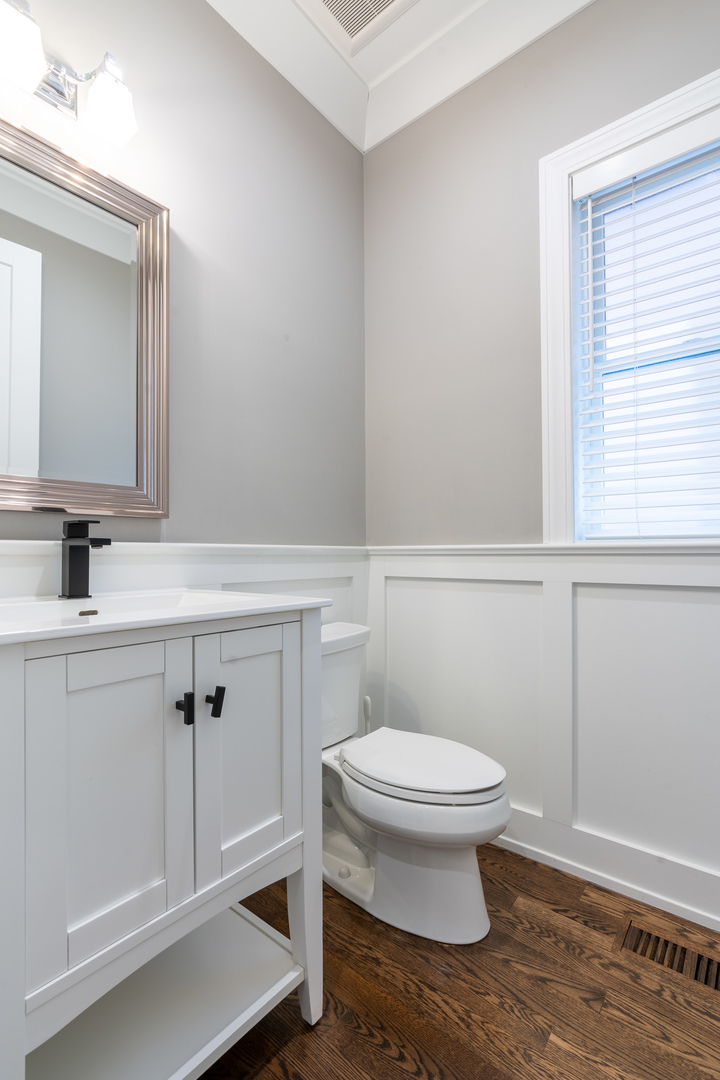 729 West Barry Avenue, Unit 1 Chicago, IL 60657 - Photo 14 of 34 a bathroom with a toilet a sink and mirror