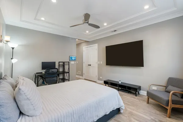 $1,400,000 | 729 West Barry Avenue, Unit 1, Chicago, IL 60657